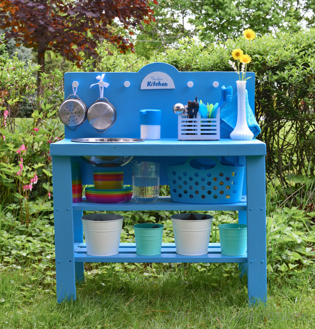 Outdoor Play Kitchen
 DIY Outdoor Play Kitchen from a Shelf