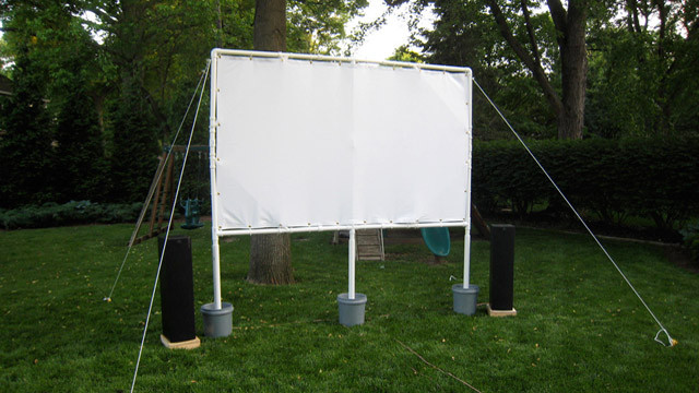 Outdoor Projector Screen DIY
 This DIY Projector Screen is Perfect For Backyard