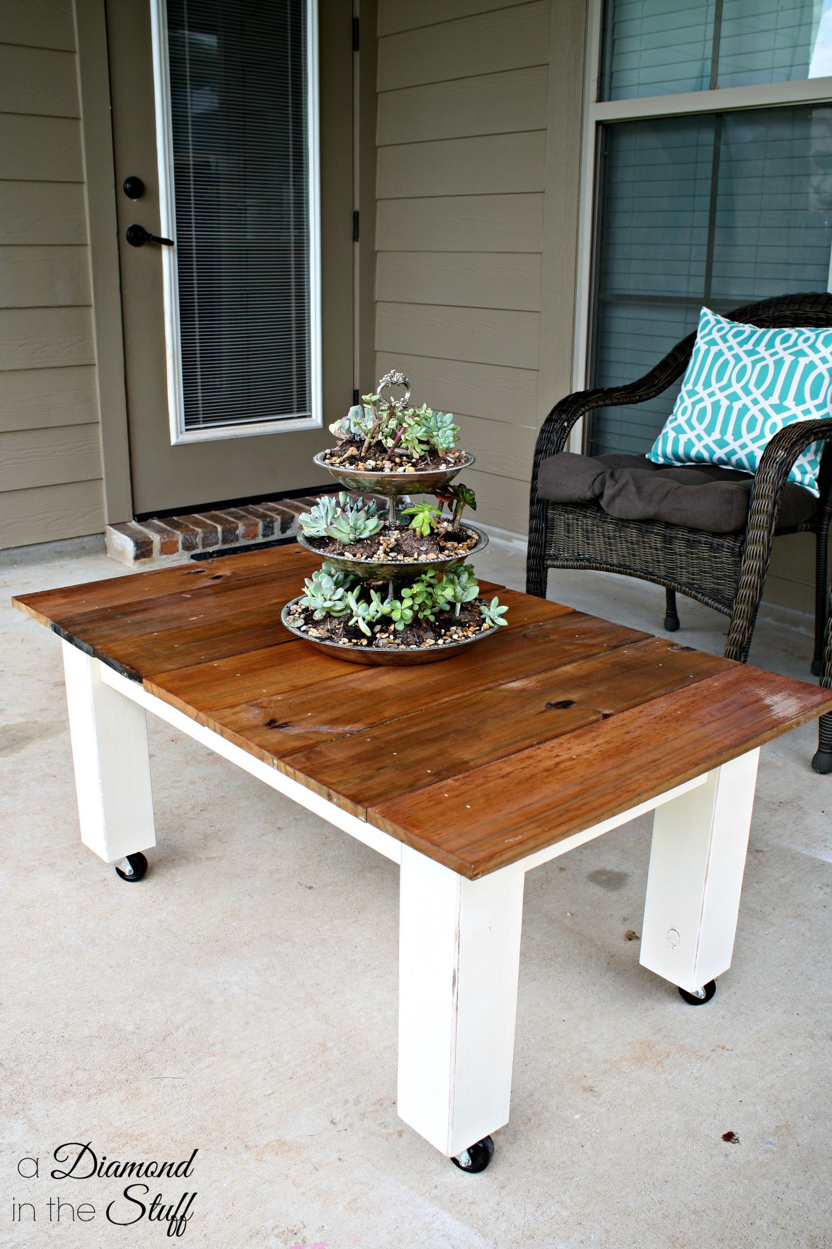 Outdoor Table DIY
 DIY Outdoor Coffee Table