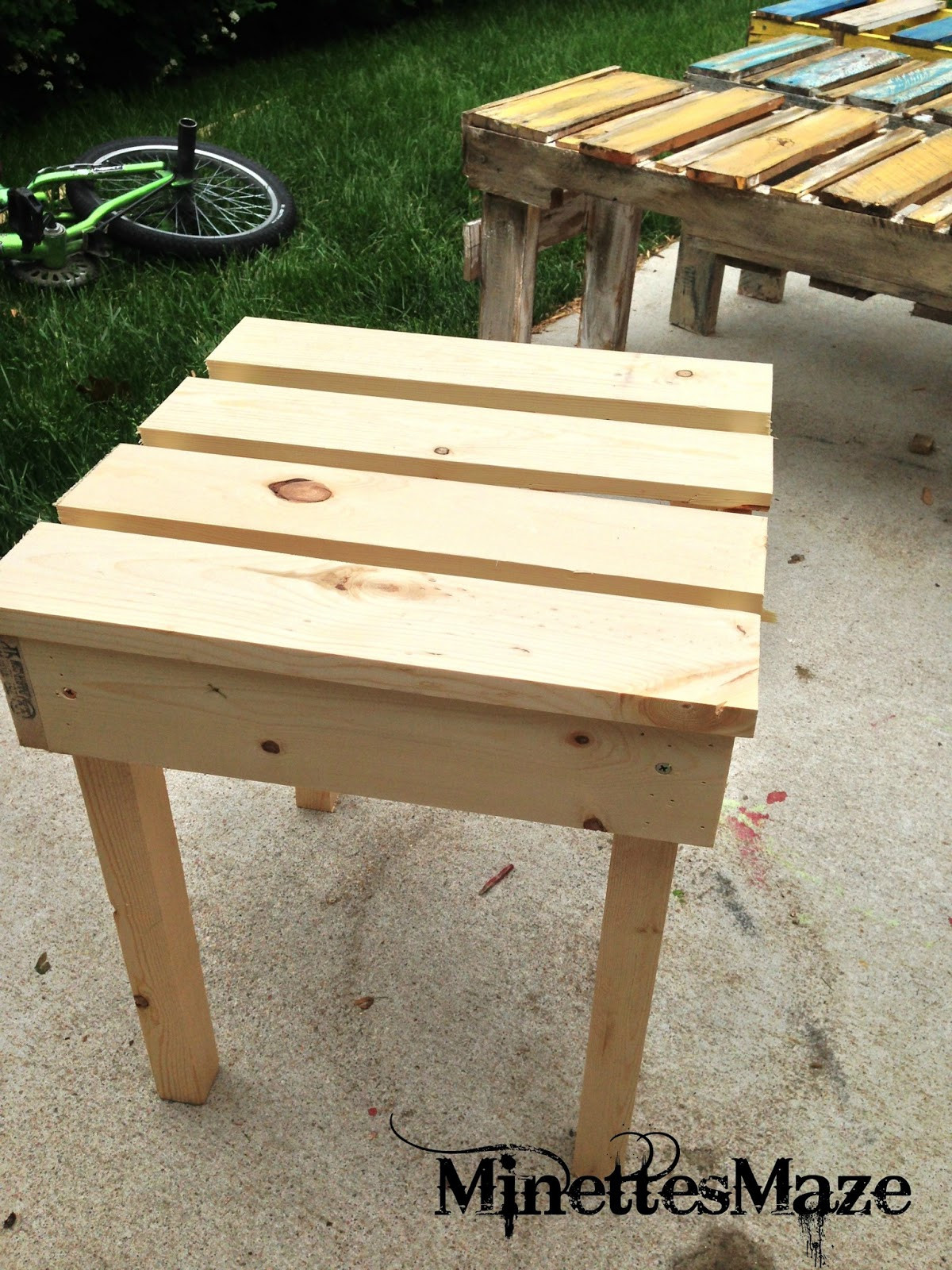 Outdoor Table DIY
 MinettesMaze DIY Patio Table