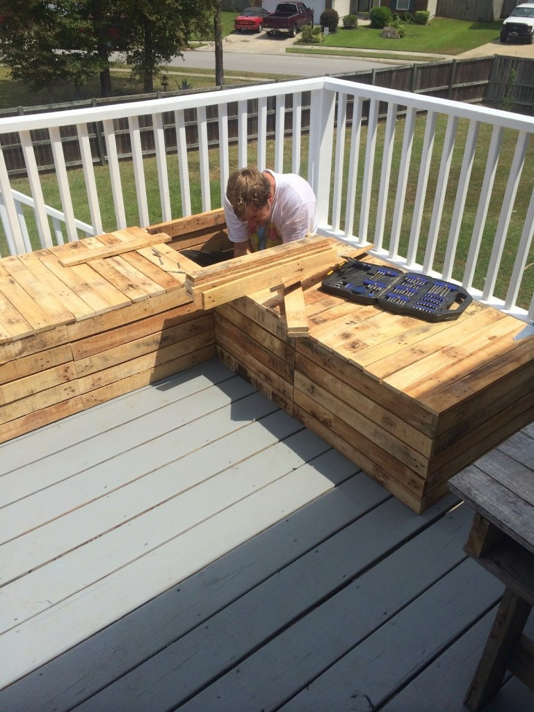 Pallet Outdoor Furniture DIY
 DIY Pallet Sectional for Outdoor Furniture Like The Yogurt