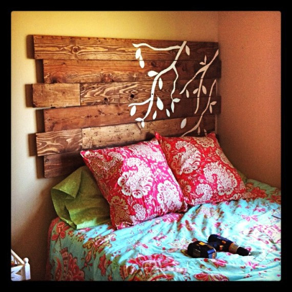 Pallet Wood Headboard DIY
 DIY Headboard From Wooden Pallets