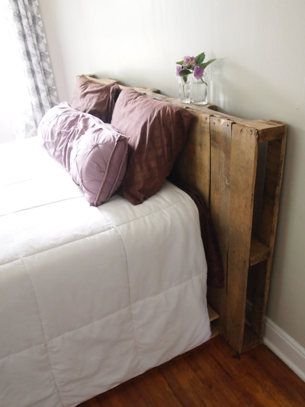 Pallet Wood Headboard DIY
 Easy DIY Pallet Headboard