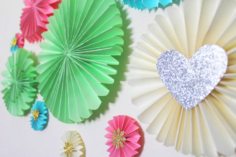 Paper Fan Decorations DIY
 DIY Paper Fan Decorations Cupcake Toppers