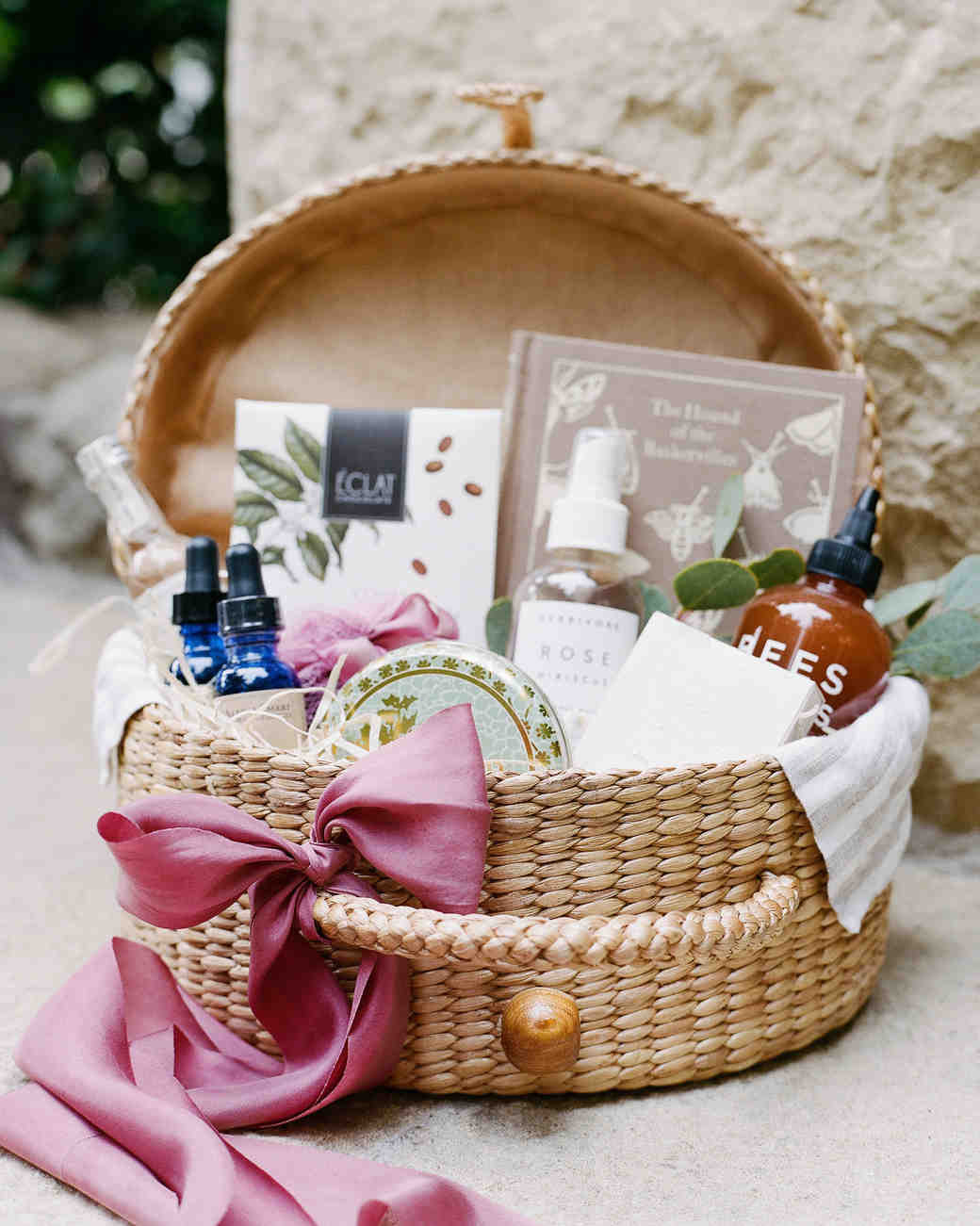 Picnic Basket Gift Ideas
 Wedding Gift Ideas for the Couple Who Likes To Entertain