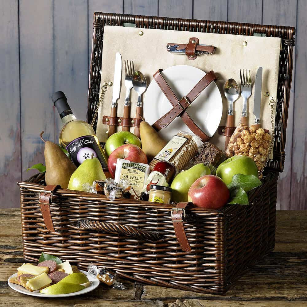 Picnic Basket Gift Ideas
 Giveaway Summer Picnic Basket from The Fruit pany