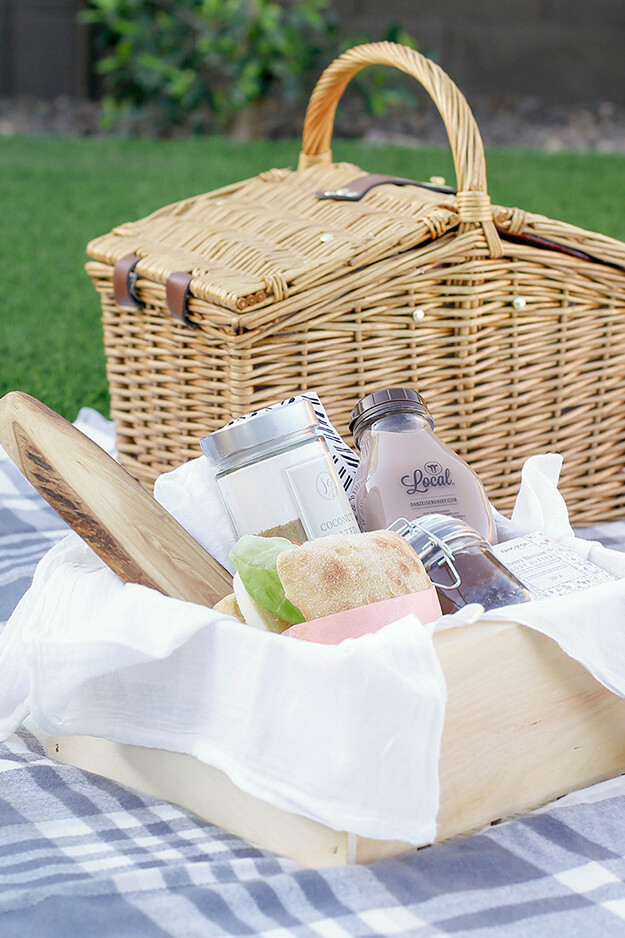 Picnic Basket Gift Ideas
 DIY Gift Basket Idea For Mom – Picnic in a box