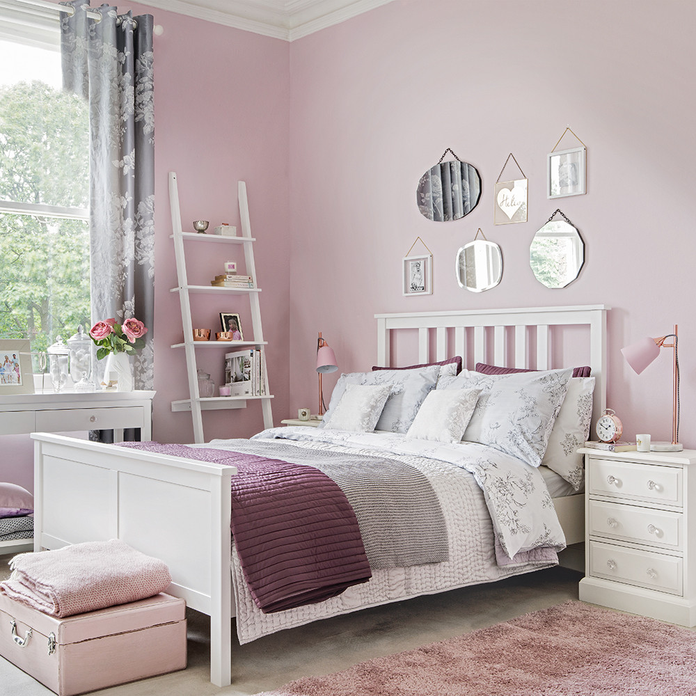 Pink Bedroom Decorations
 Pink bedroom ideas that can be pretty and peaceful or