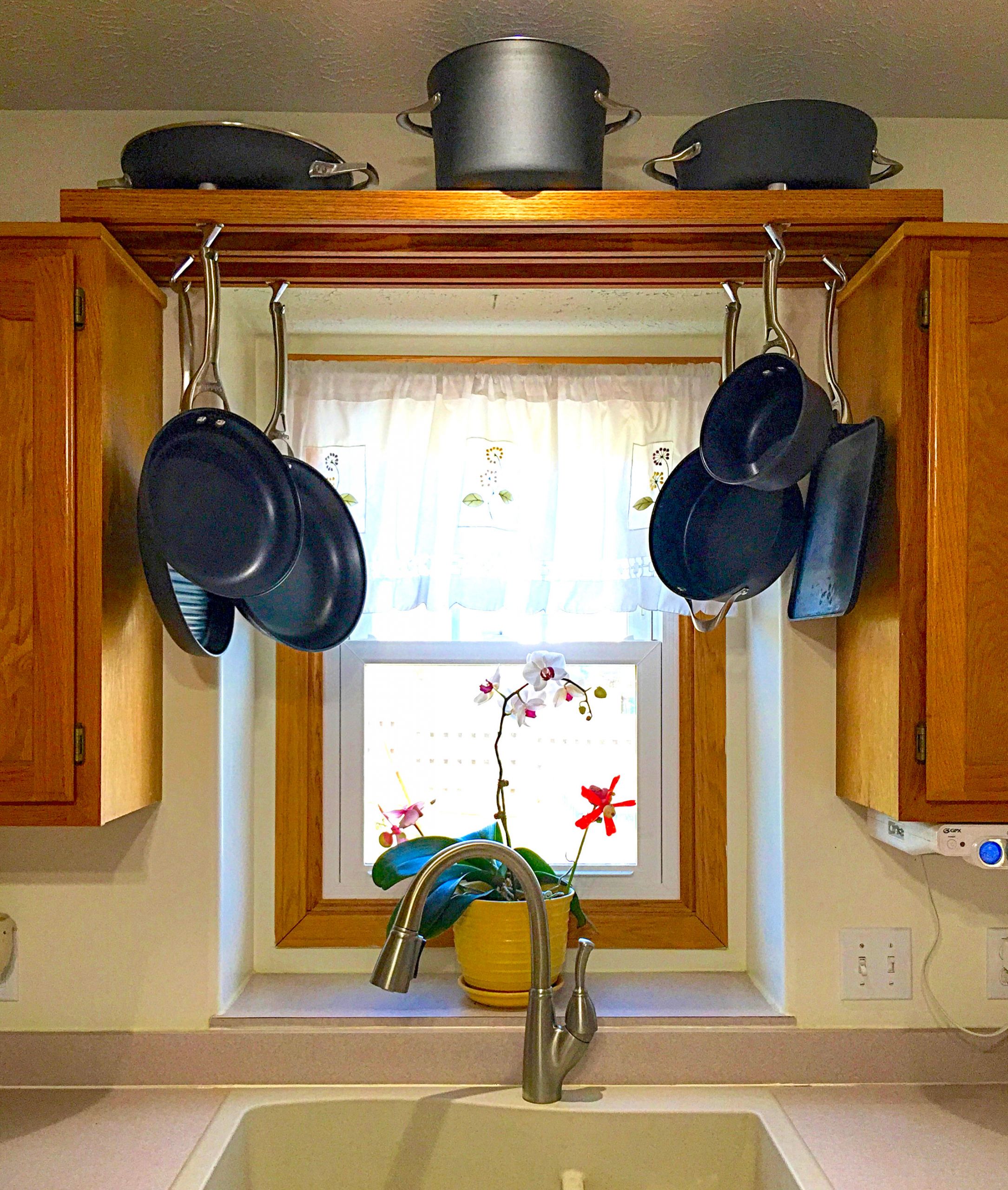 Pot Rack DIY
 Make use of space over the kitchen sink with this DIY pot