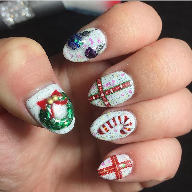 Pretty Christmas Nails
 70 Beautiful Christmas Nail Art Ideas Gravetics