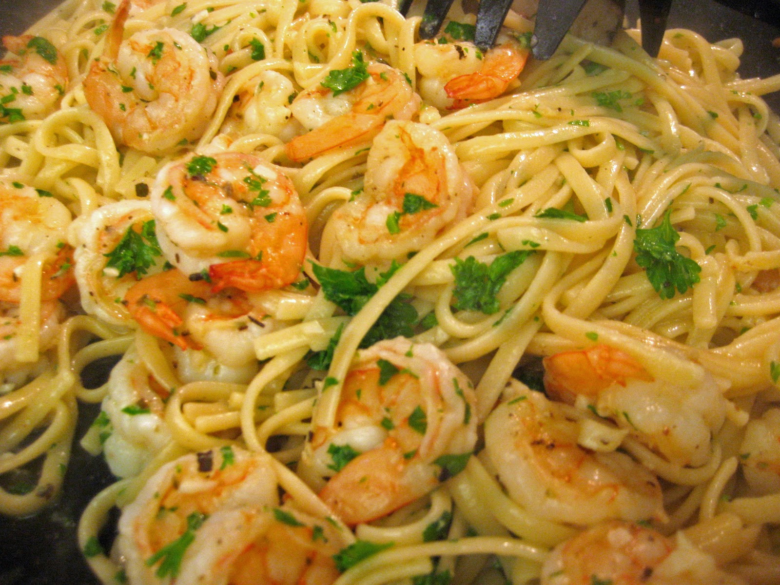 Quick Shrimp Pasta
 creamcheeseandfeelings Simple shrimp pasta