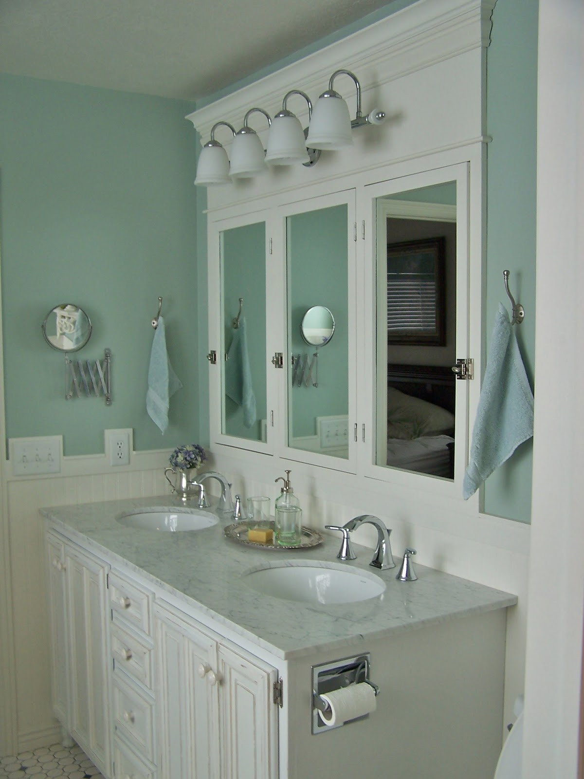 Remodeled Master Bathroom
 Remodelaholic