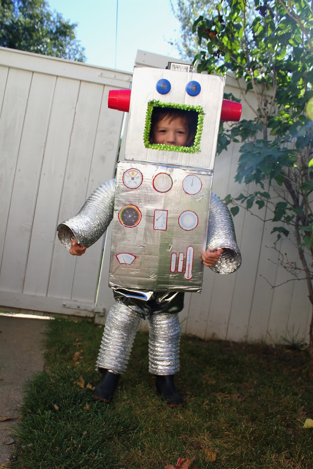 Robot Costume DIY
 Tots and Bottoms Robot Costume Tutorial