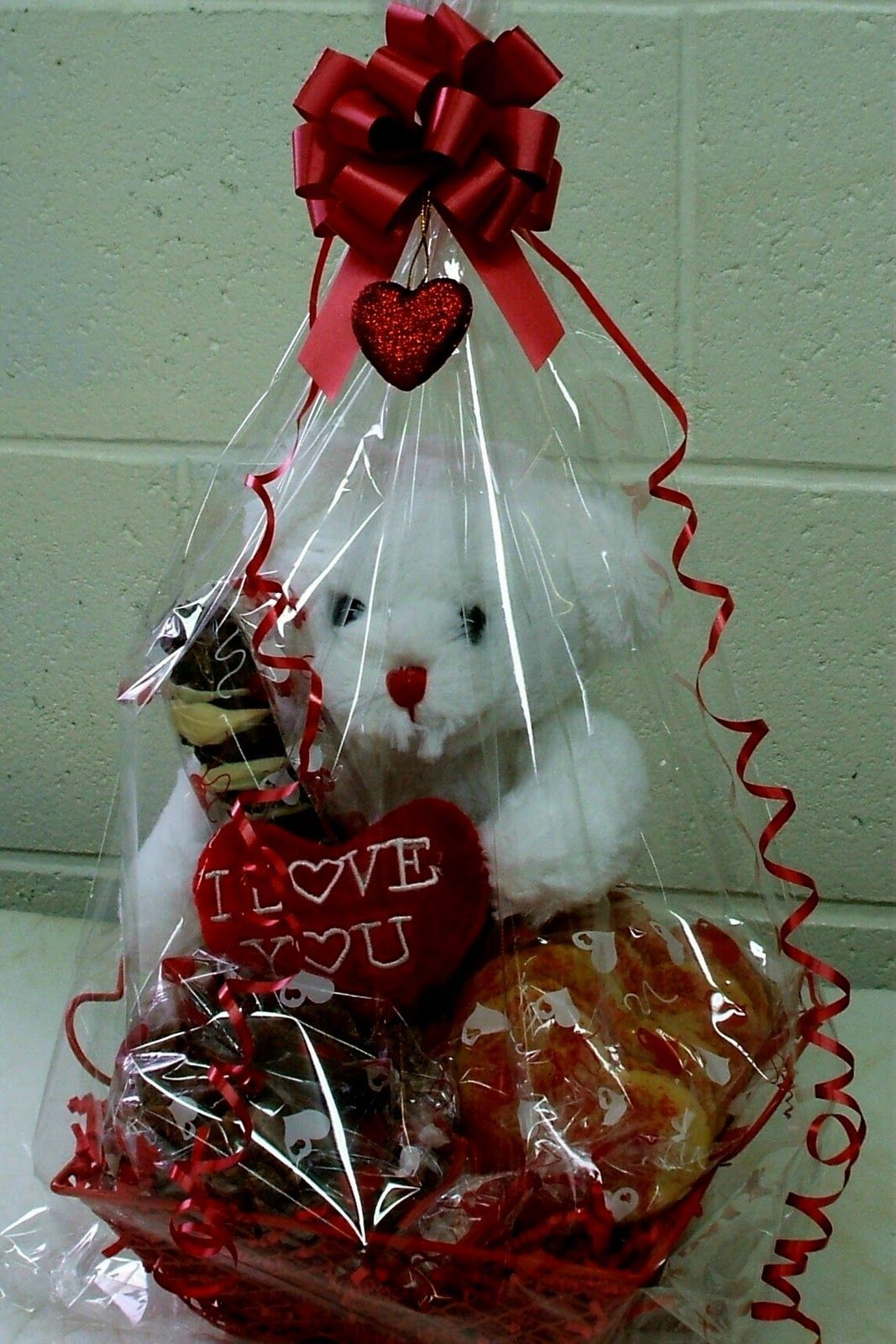 Saint Valentine Gift Ideas
 Romantic Gift Basket Ideas