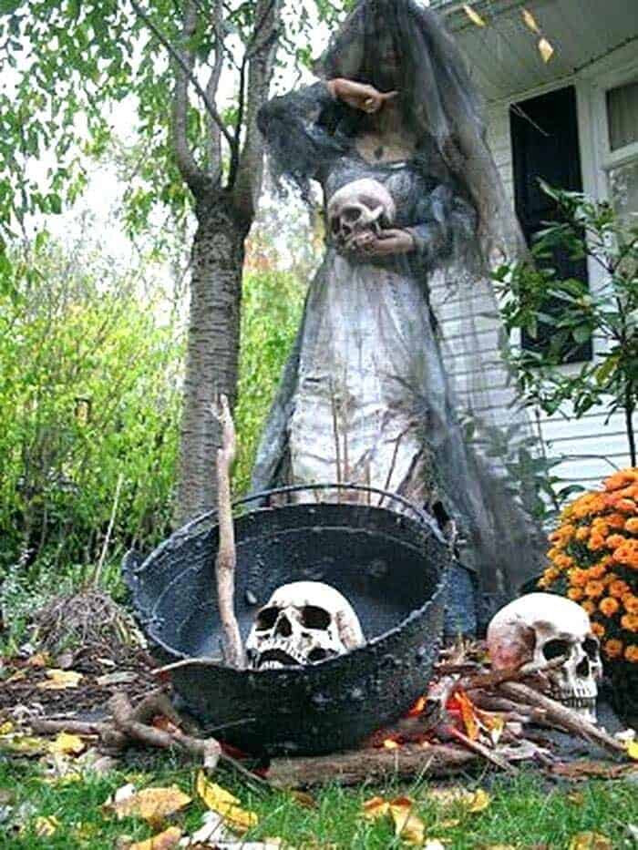 Scary Outdoor Halloween Decorations
 30 Fabulously Spooky Outdoor Halloween Decorating Ideas