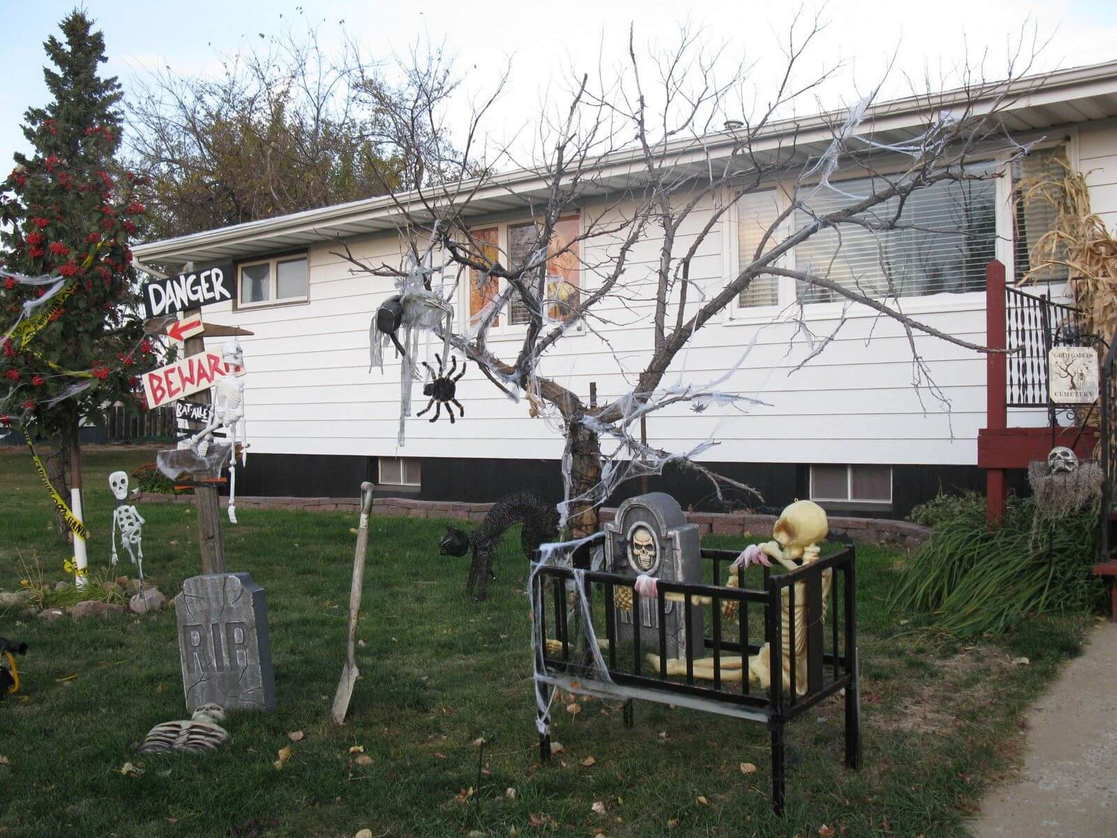 Scary Outdoor Halloween Decorations
 43 Thrilling Outdoor Halloween Decoration