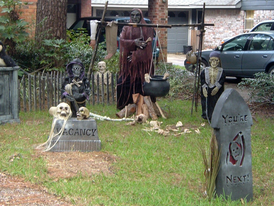Scary Outdoor Halloween Decorations
 Outdoor Halloween Decorations Ideas To Stand Out