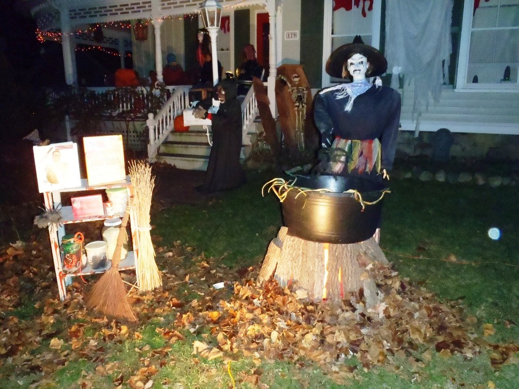 Scary Outdoor Halloween Decorations
 Indoor & Outdoor Halloween Skeleton Decorations Ideas