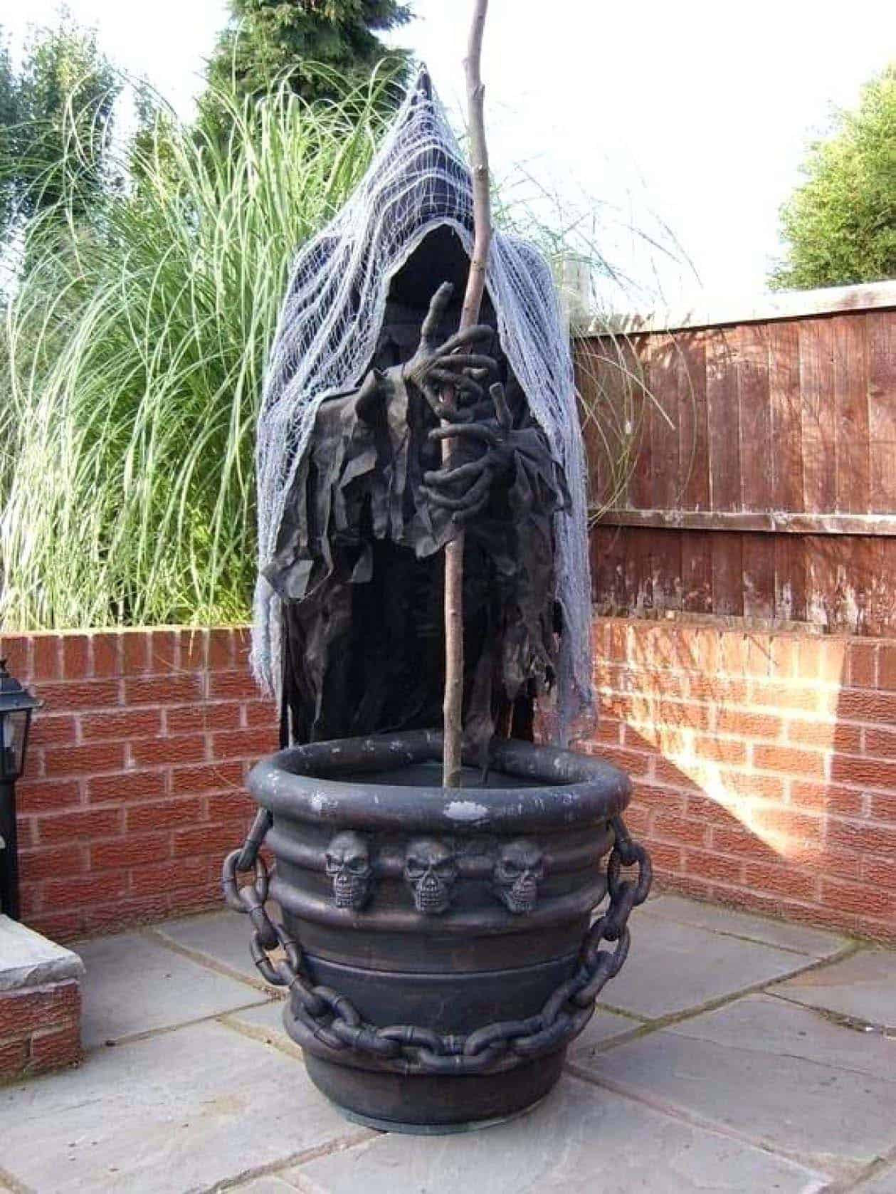 Scary Outdoor Halloween Decorations
 30 Fabulously Spooky Outdoor Halloween Decorating Ideas