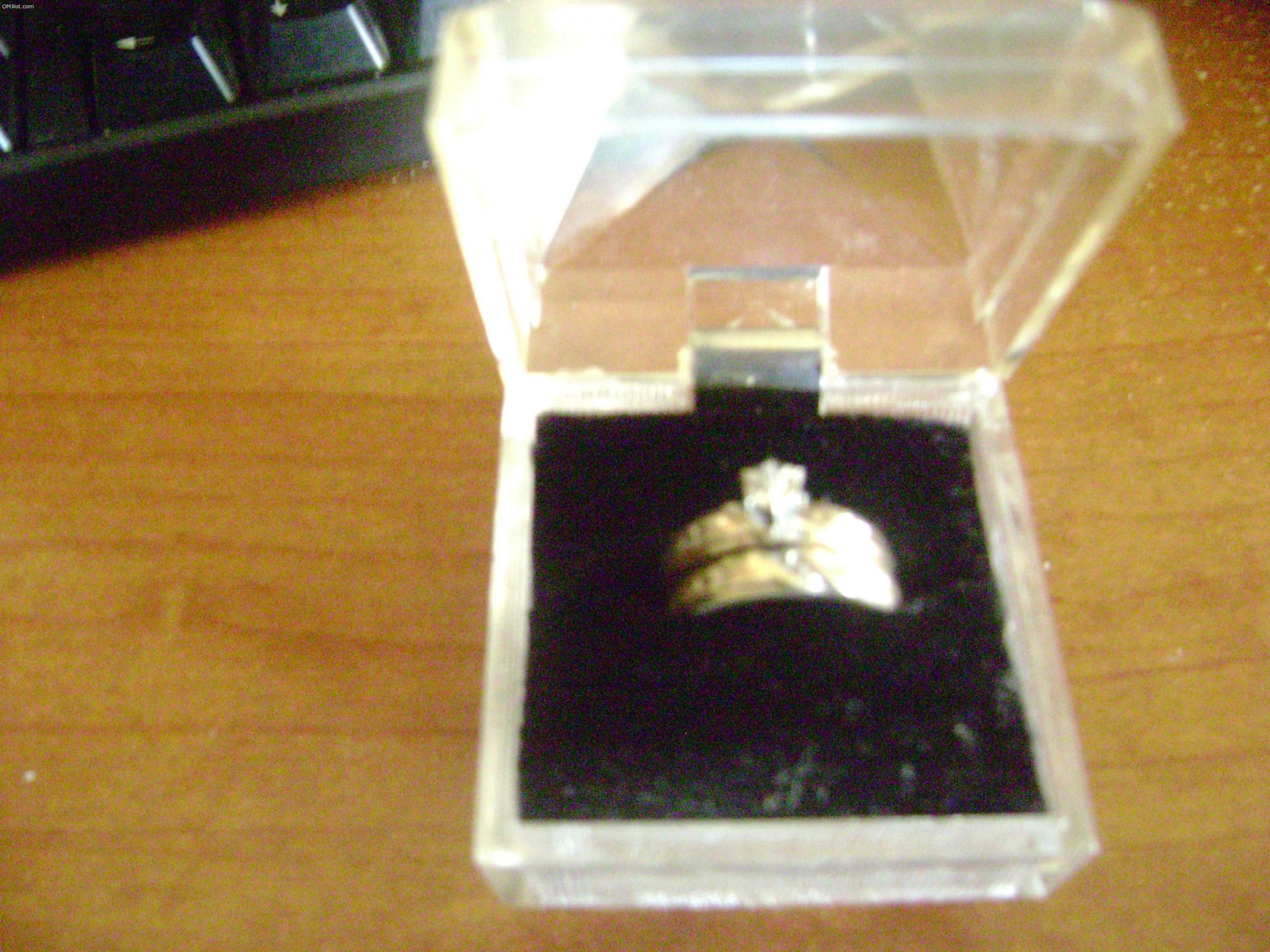 Sell My Wedding Ring
 i need to sell my wedding ring set diamond is small nice