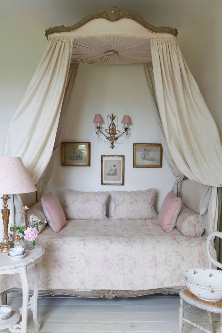 Shabby Chic Bedroom Chair
 20 Awesome Shabby Chic Bedroom Furniture Ideas Decoholic