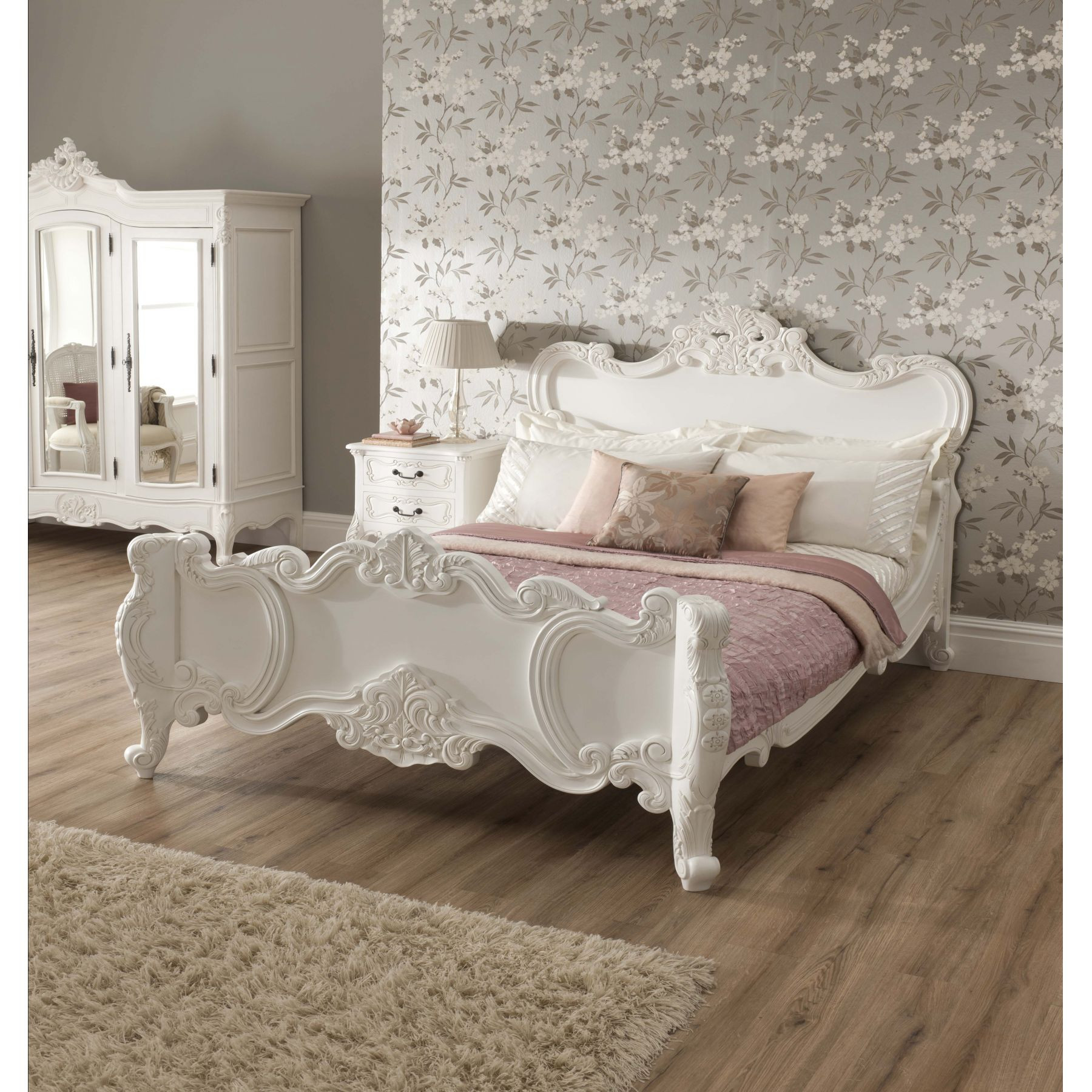 Shabby Chic Bedroom Chair
 Vintage Your Room with 9 Shabby Chic Bedroom Furniture