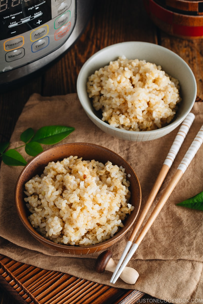 Short Grain Brown Rice In Rice Cooker
 Instant Pot Brown Rice 玄米の炊き方 • Just e Cookbook