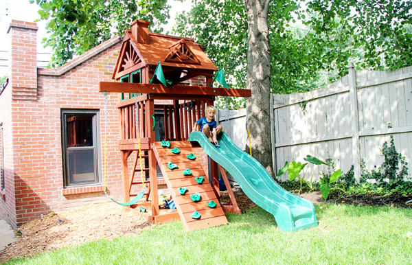 Small Backyard Playground Sets
 Sweet Small Yard Swing Set Solution