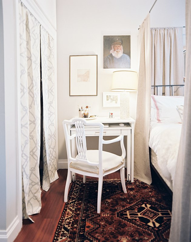 Small Desks For Bedroom
 Small Bedroom Desks for a Narrow Bedroom Space – HomesFeed