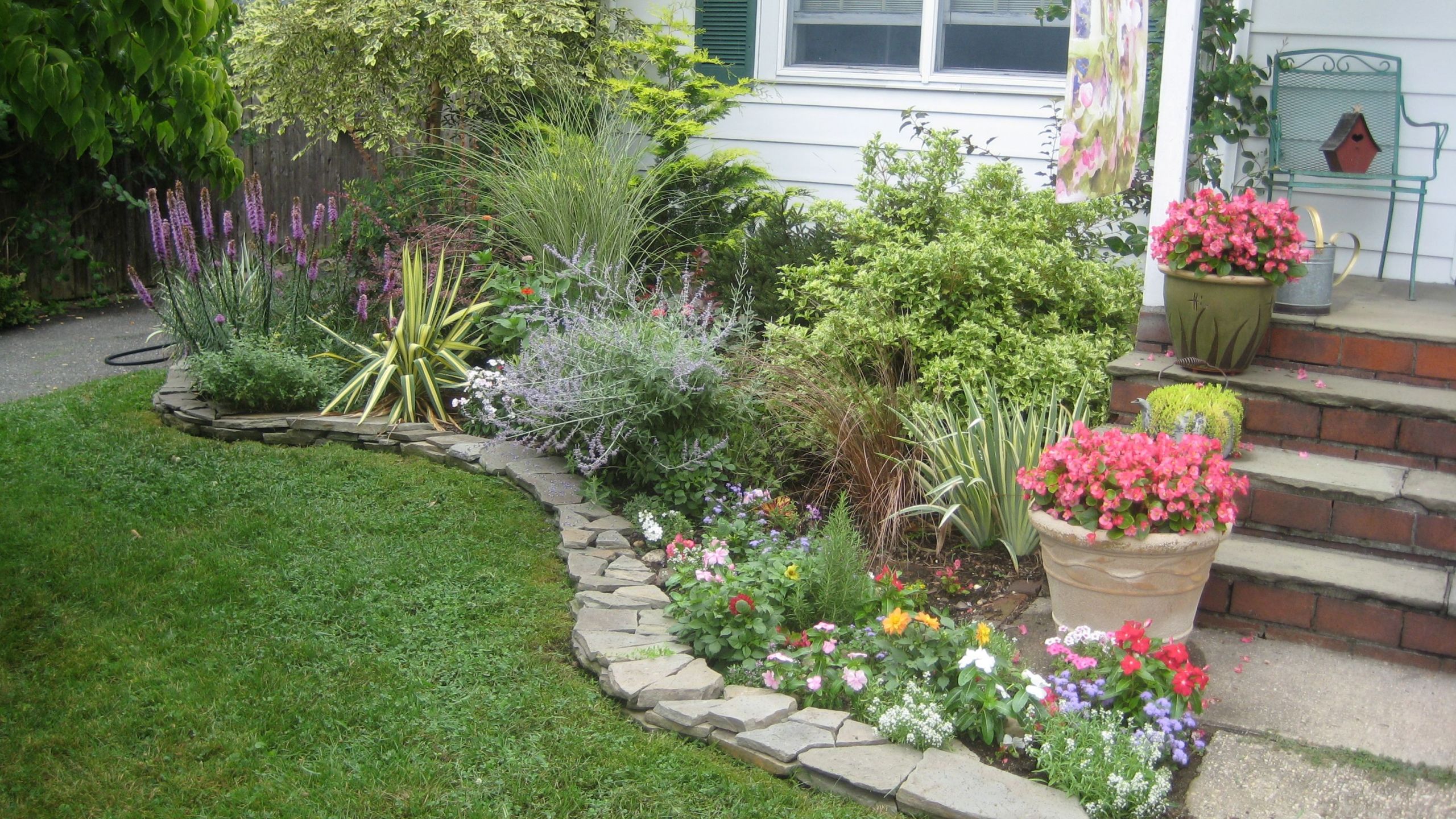 Stacked Stone Landscape Edging
 Dry stack stone wall edging