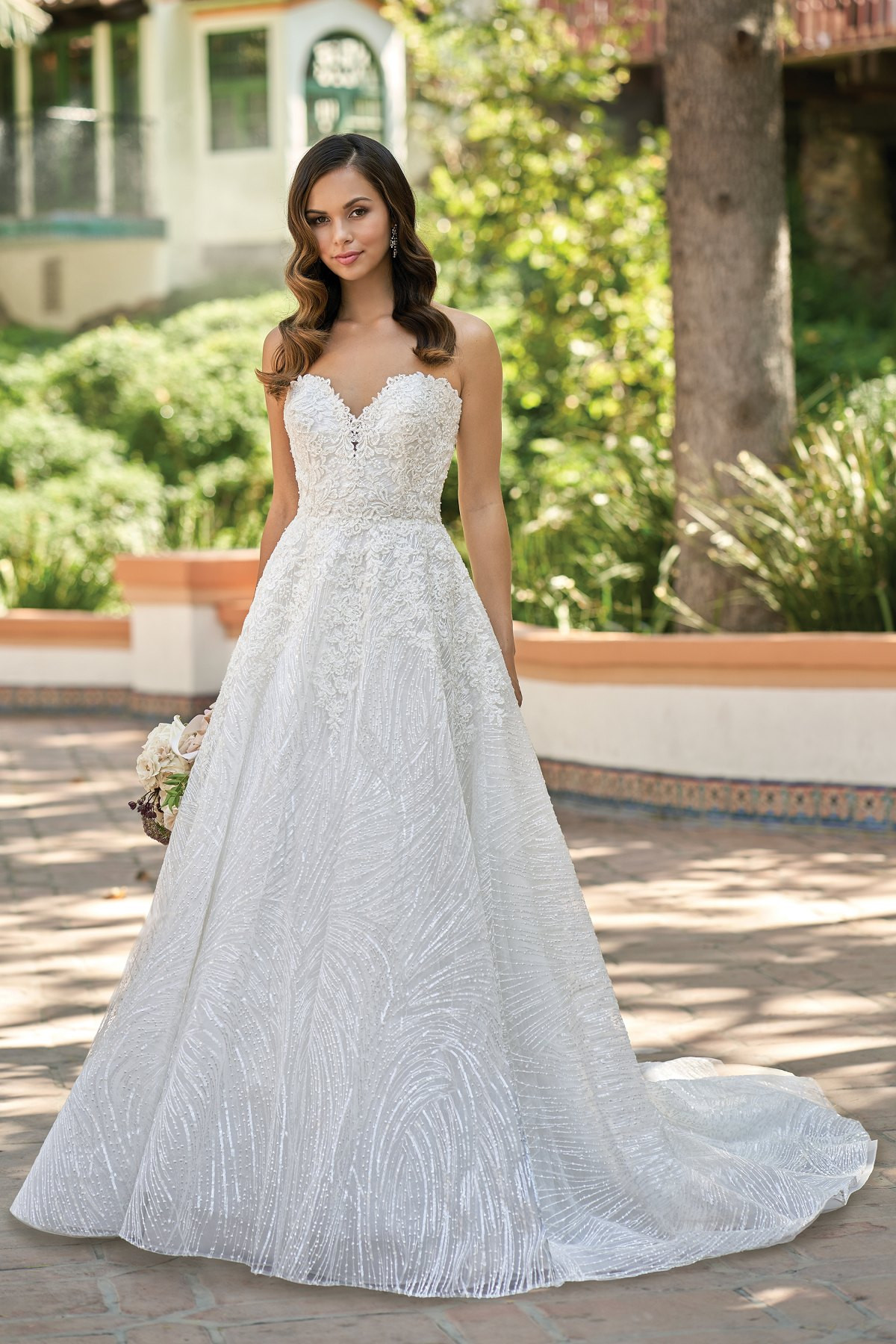 Sweetheart Wedding Gown
 T Beautiful Embroidered Lace Strapless Wedding Dress