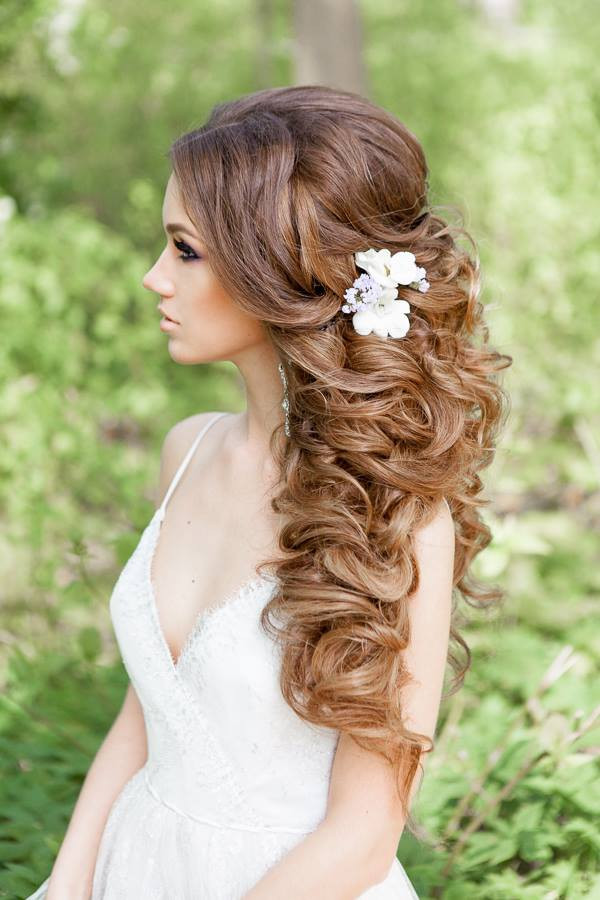 Wavy Bridesmaid Hairstyles
 Wedding Hairstyles for a Gorgeous Wavy Look MODwedding