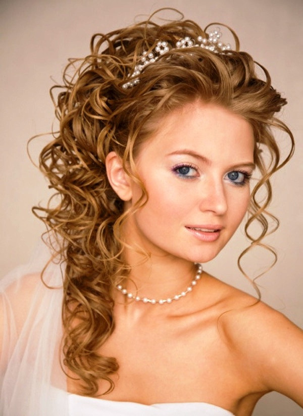 Wavy Bridesmaid Hairstyles
 11 Awesome And Romantic Curly Wedding Hairstyles Awesome 11