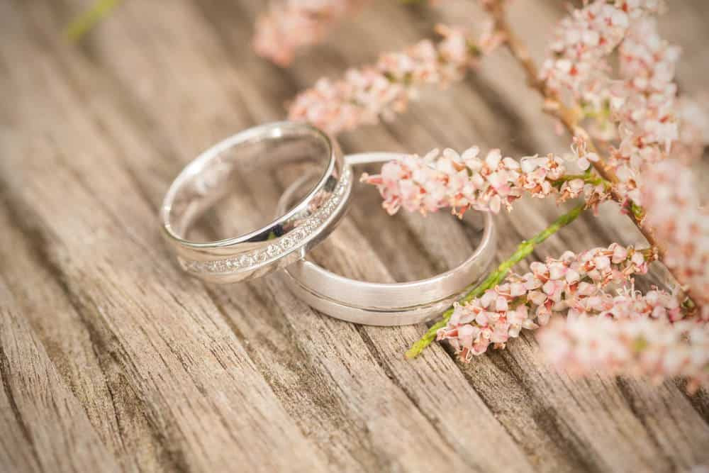Wedding Ring Alternatives
 17 Unique Wedding Ring Alternatives as in no ring at all