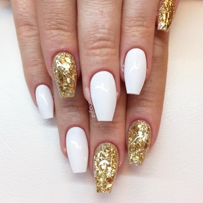 White Nails With Gold Glitter
 25 Magical White Nails Looks To Try Now