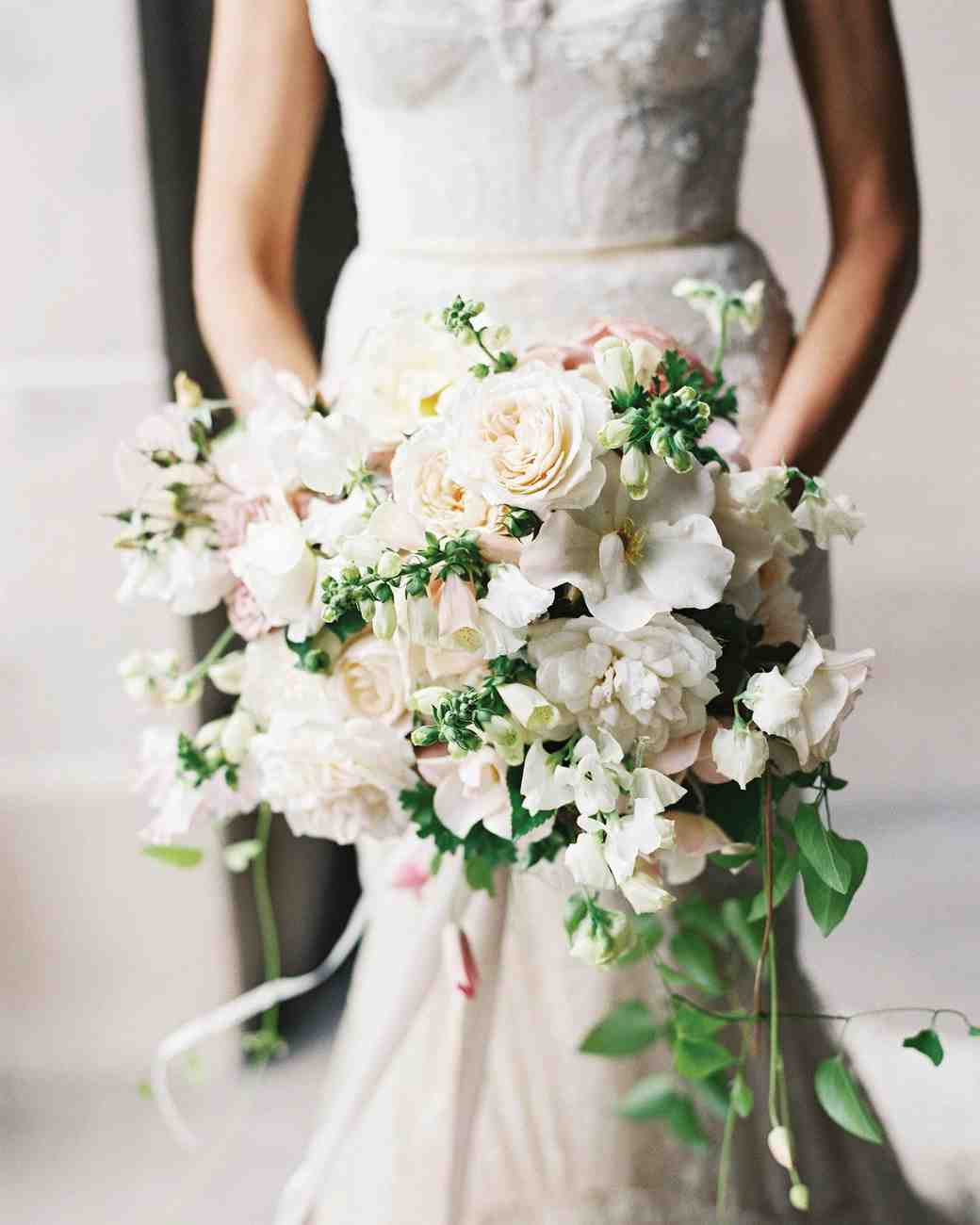 White Wedding Flowers
 40 White Wedding Bouquets
